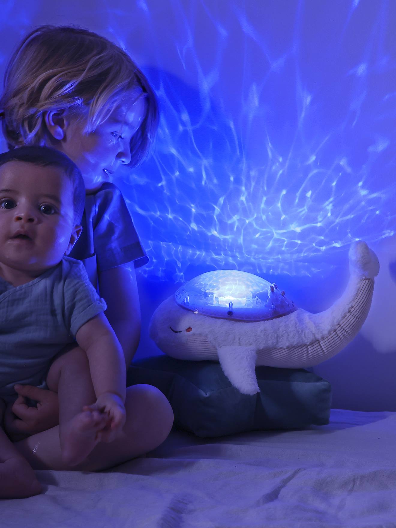 Produktbild von Kuscheliger Teddy Alenyk Teddybär Mit Spieluhr & Sternenprojektor - Weißes Rauschen Für Babys Schlaf Plüschtier Mit Musik