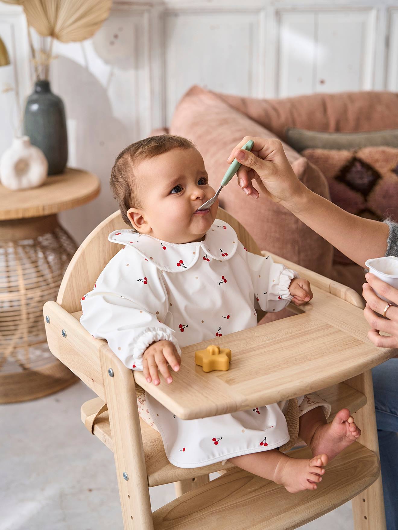 Baby Ärmellätzchen, Kleinkinder Malkittel mit Kragen weiß/kirschen cherry von vertbaudet