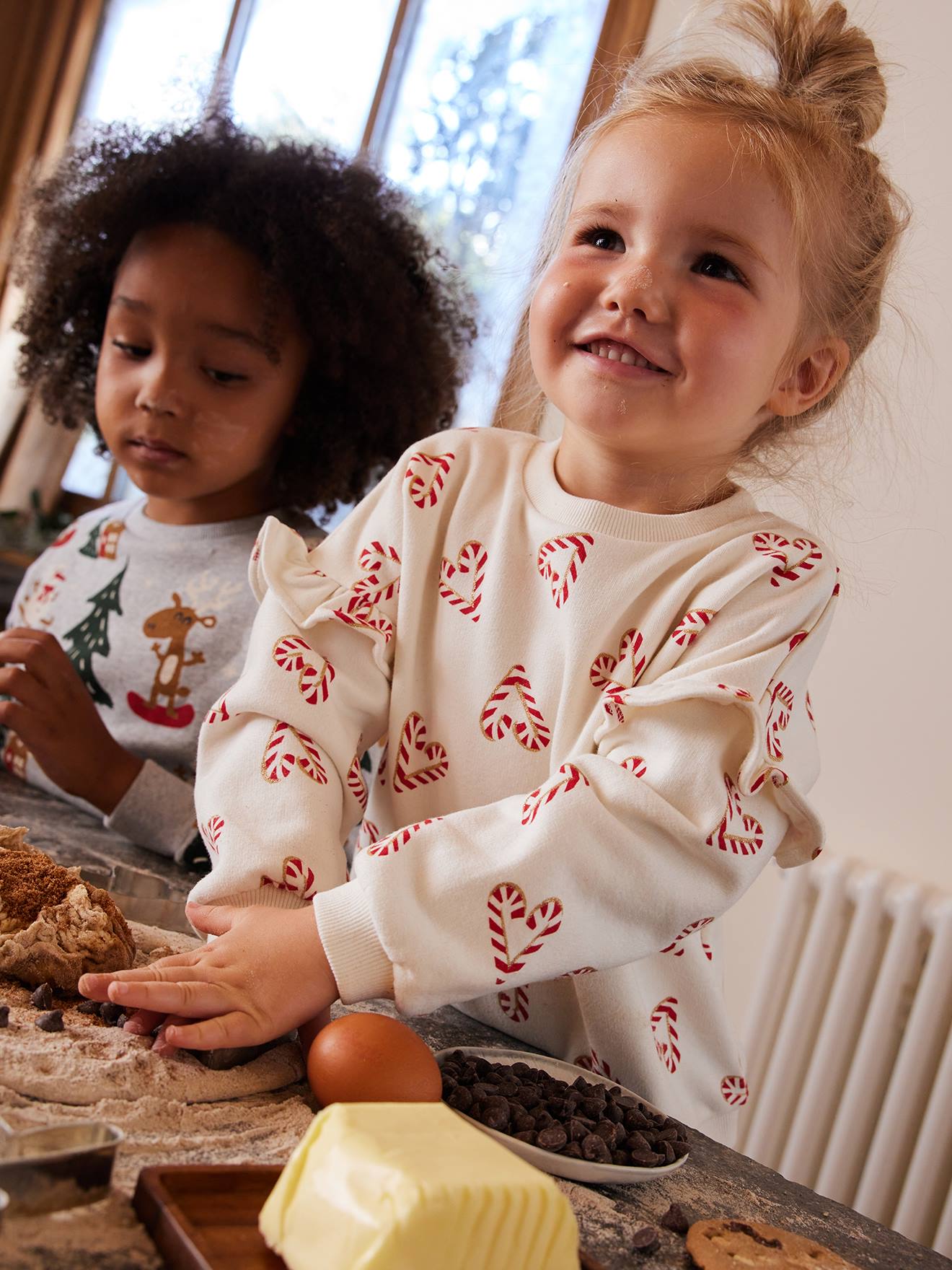 Mädchen Weihnachts-Sweatshirt mit Volantärmeln wollweiß Gr. 158 von vertbaudet