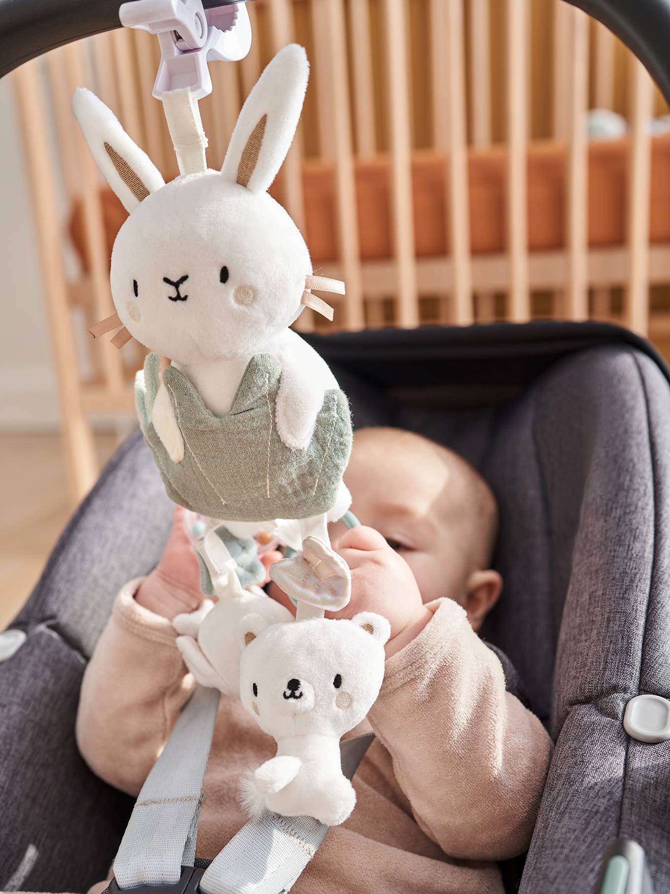 Baby Activity-Hase zum Anklemmen WALDSPAZIERGANG salbeigrün von vertbaudet