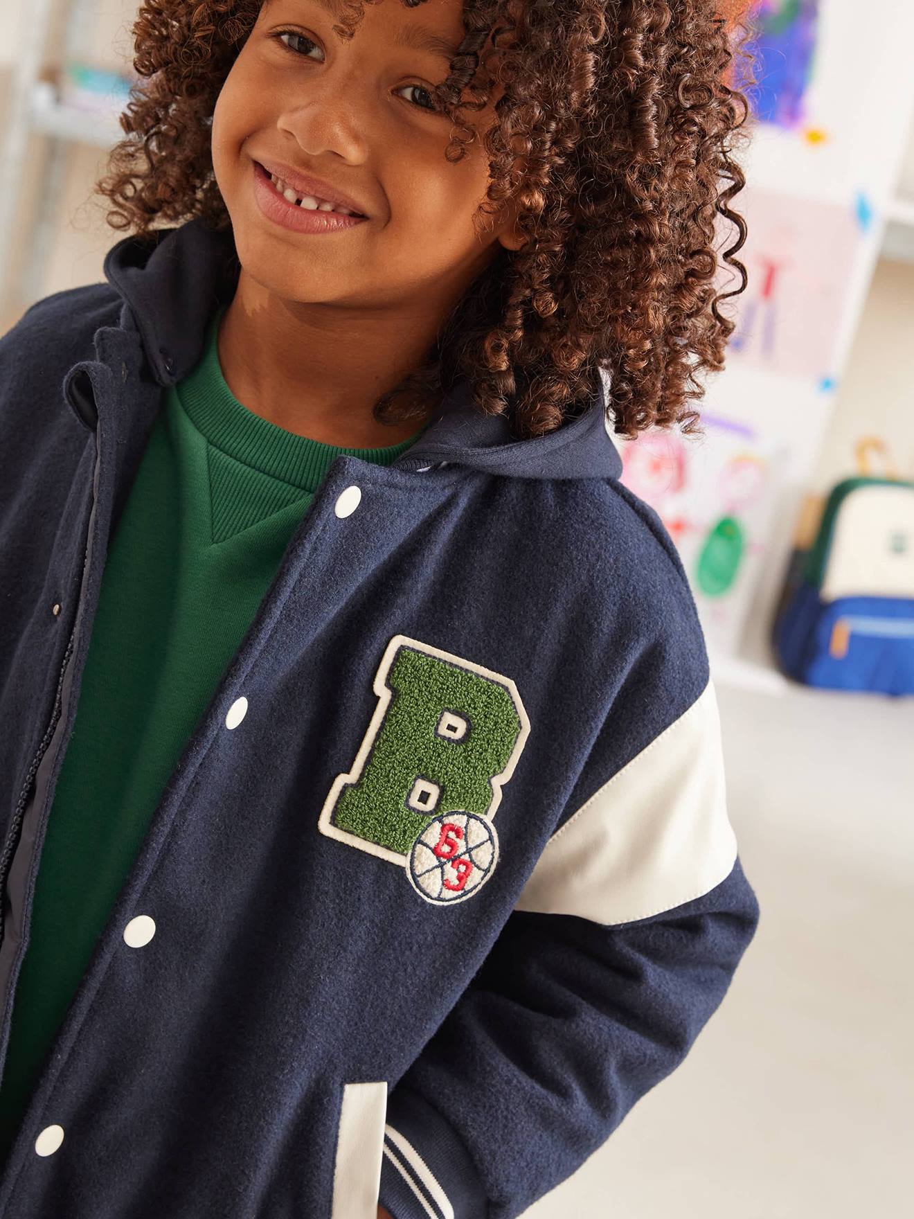 Thumbnail - Jungen Bomberjacke mit abnehmbarer Kapuze und Recycling-Polyester
