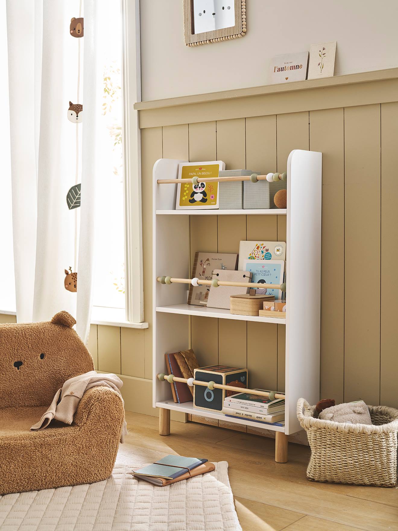 vertbaudet Schmales Wand-Bücherregal HOLZPERLEN mit Füßen, Kinderzimmer in weiß