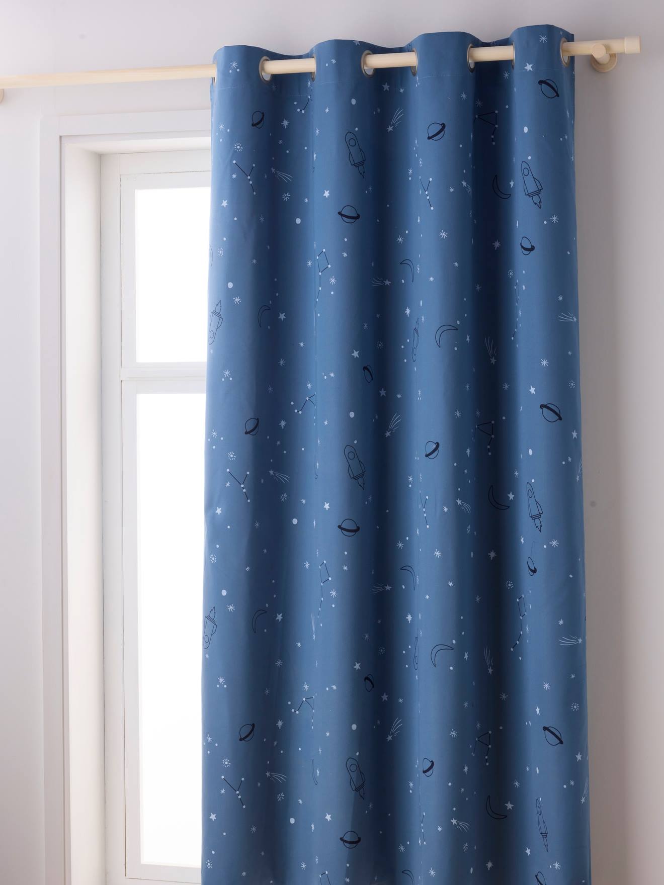 Kinderzimmer Verdunkelungsvorhang PLANETEN, Leuchtmotive blau Gr. 135x260 von vertbaudet