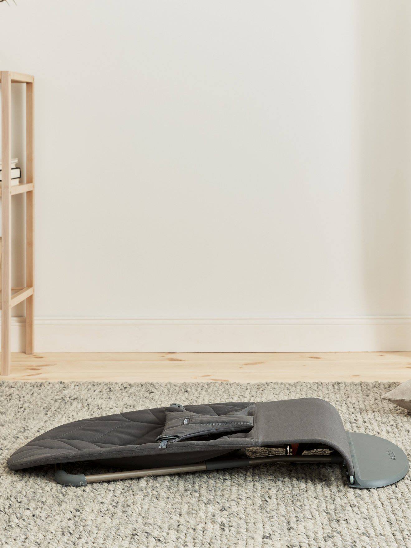 Thumbnail - Babywippe gesteppt mit Blütenblatt-Design BLISS BABYBJÖRN