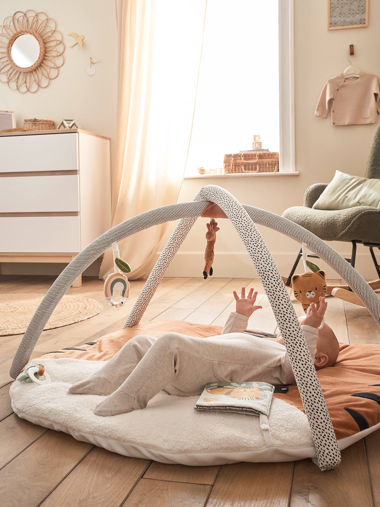 Baby Activity-Decke mit Spielbogen