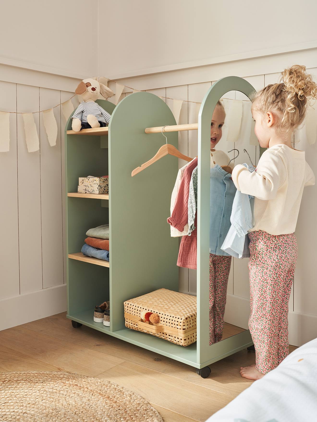 Kinderzimmer Kleiderständer mit Spiegel REGENBOGEN salbei