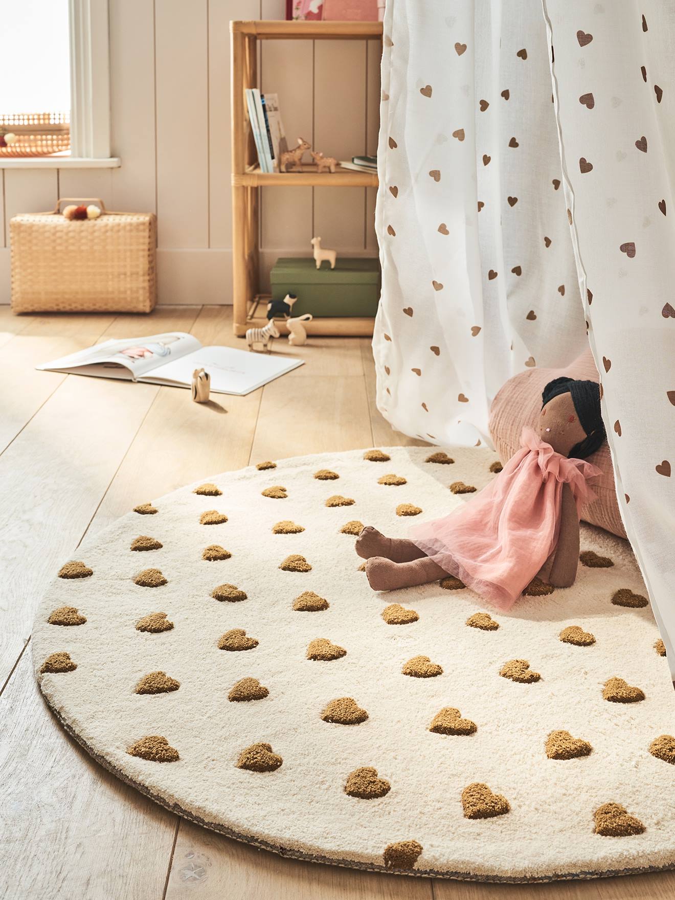 vertbaudet Runder Teppich HERZENSWÄRME Kinderzimmer in wollweiß/herzen goldbraun