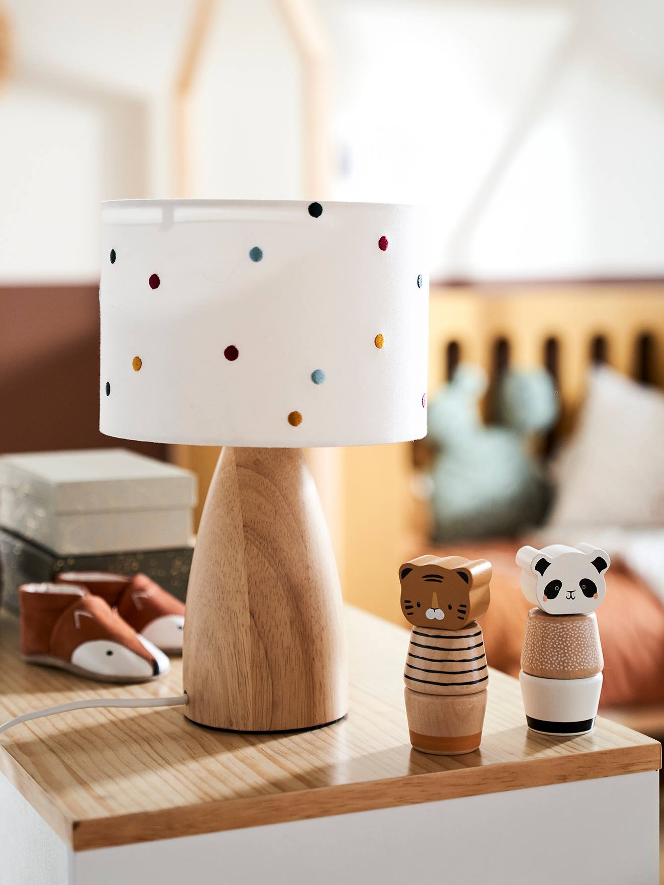 Nachttischlampe mit bunten Tupfen-Stickerei