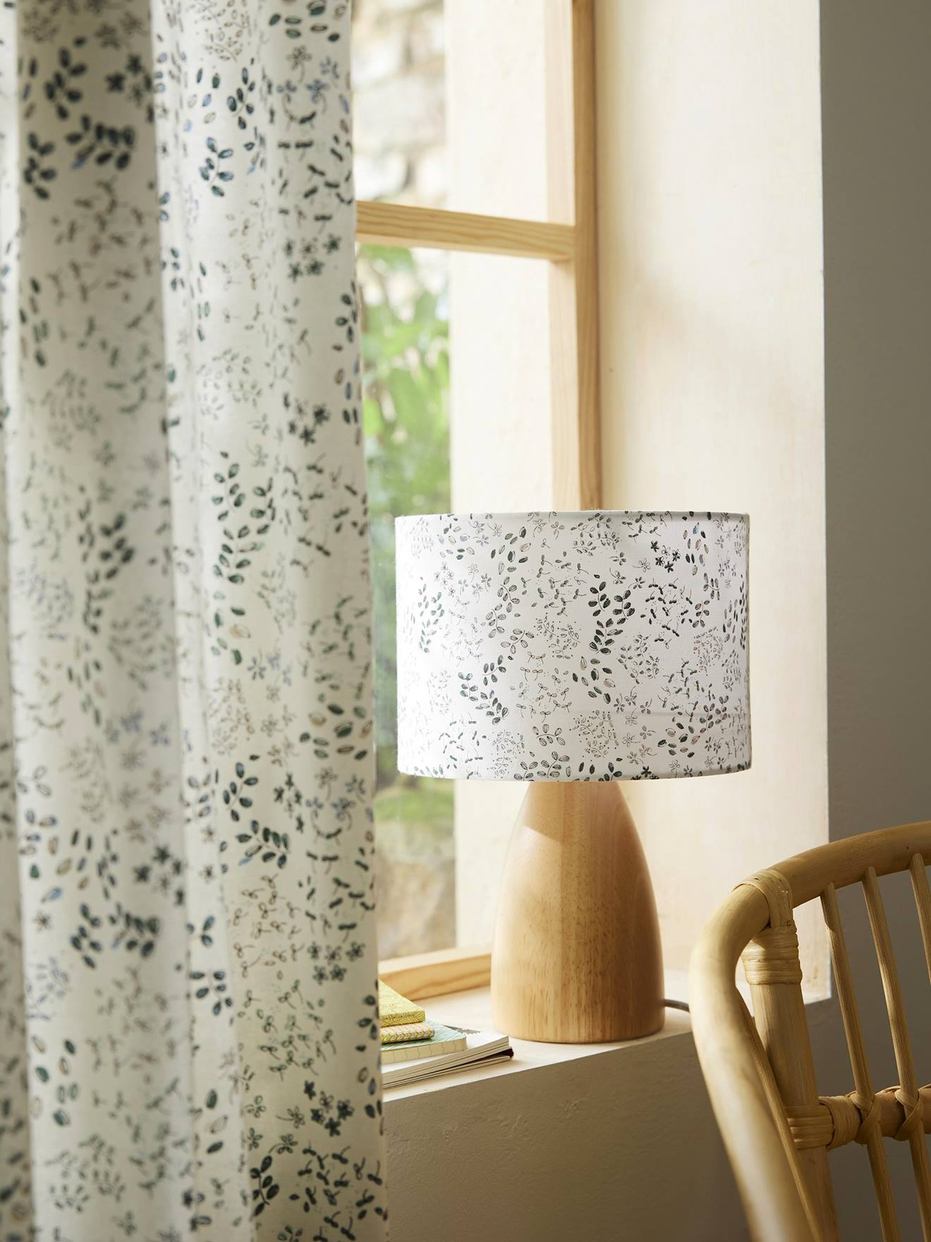 Nachttischlampe FLORA mit Holzfuß