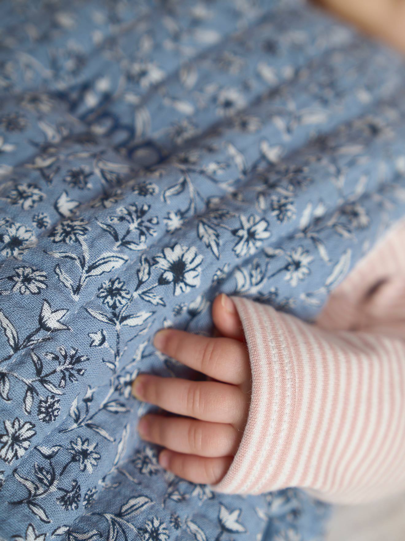 Thumbnail - Ärmelloser Baby Schlafsack INDIEN BLUME personalisierbar