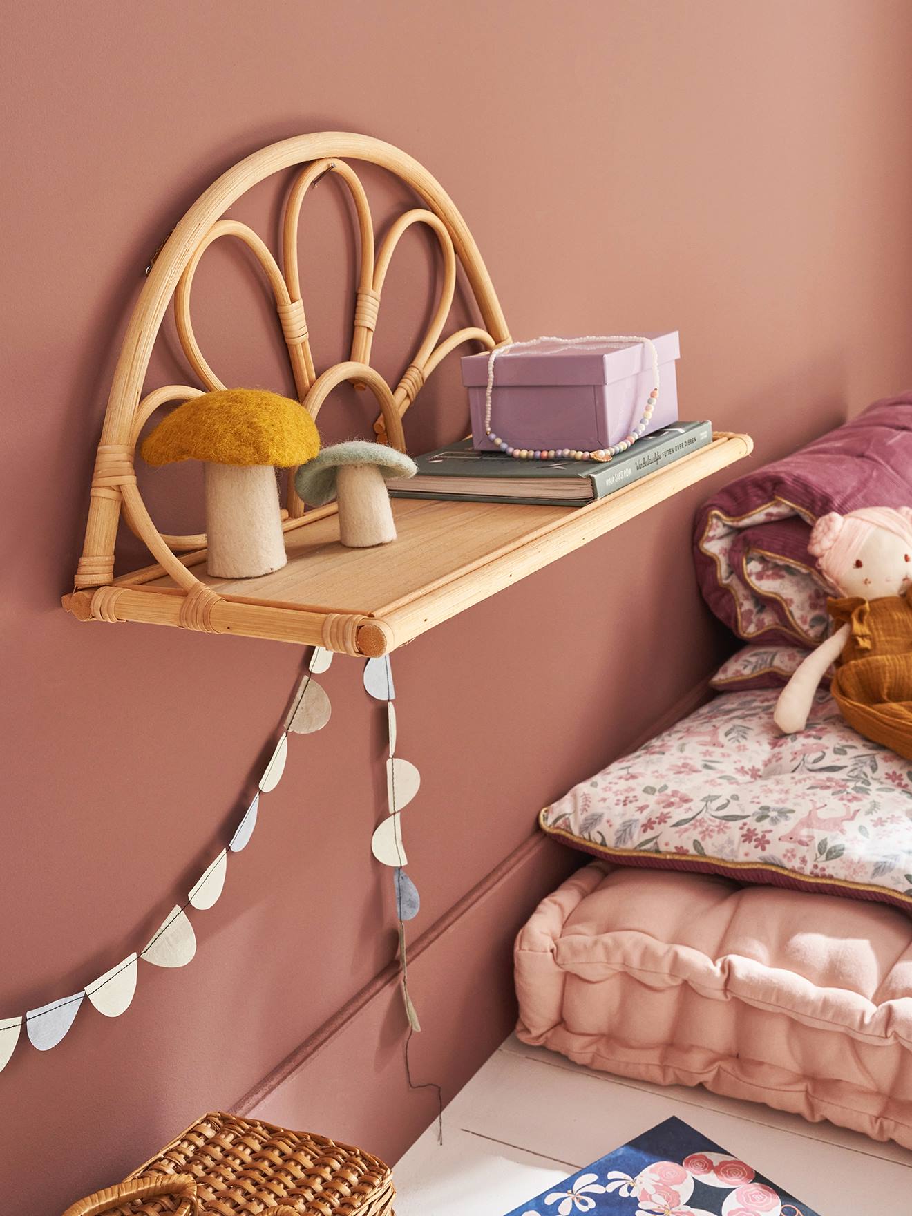 Wandregal aus Rattan BOHO Kinderzimmer natur/blumenform von vertbaudet