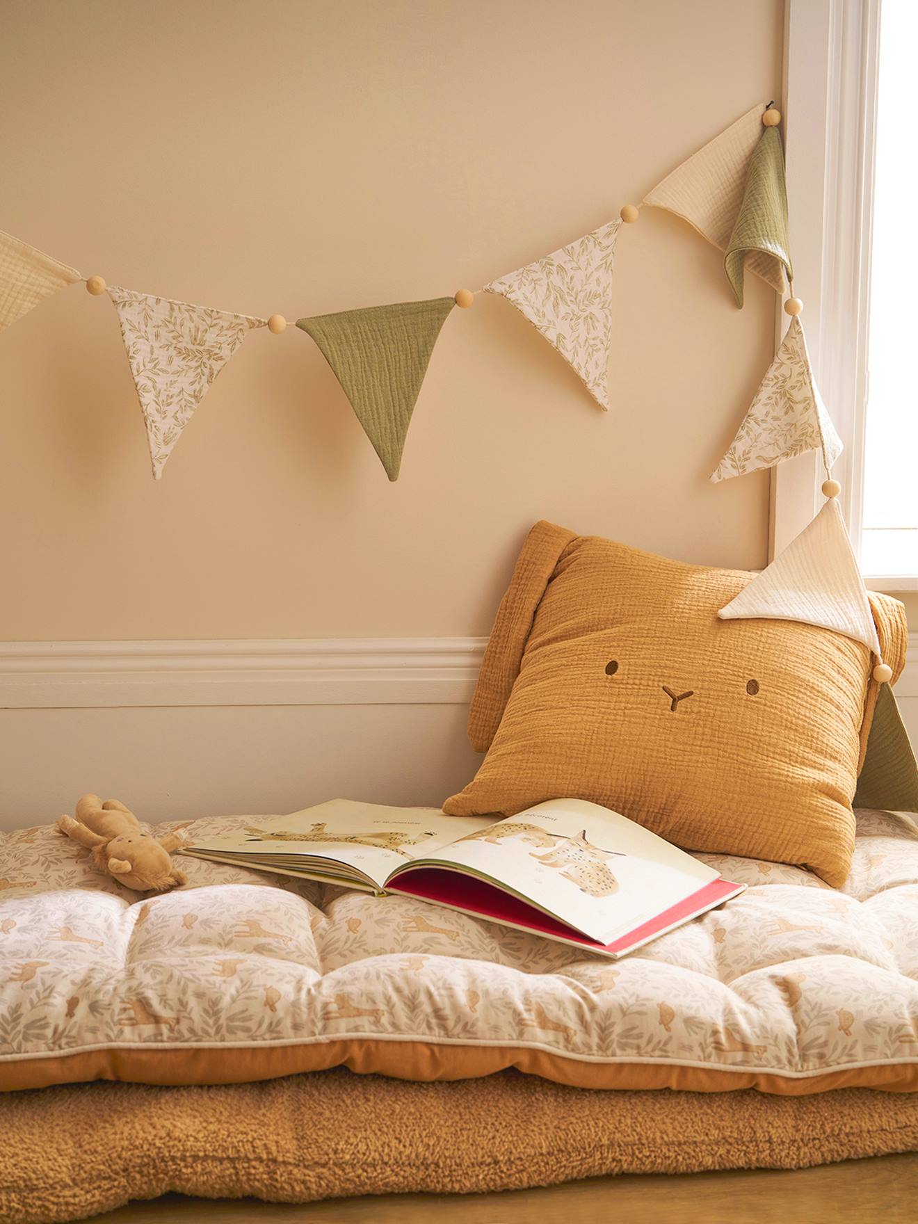 Thumbnail - Wimpelkette aus Baumwollmusselin mit Holzkugeln