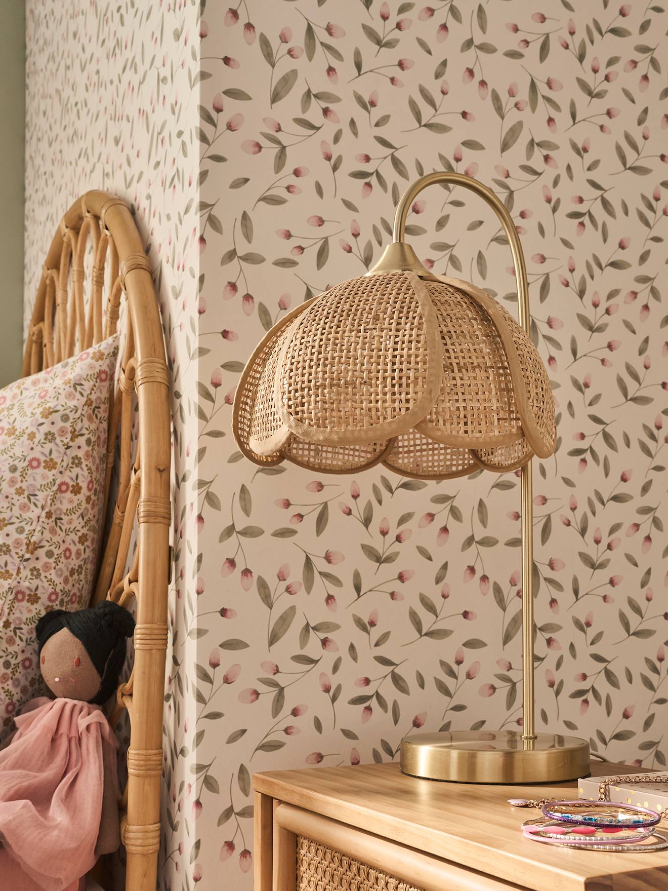 Nachttischlampe aus Rattan mit Messingfuß
