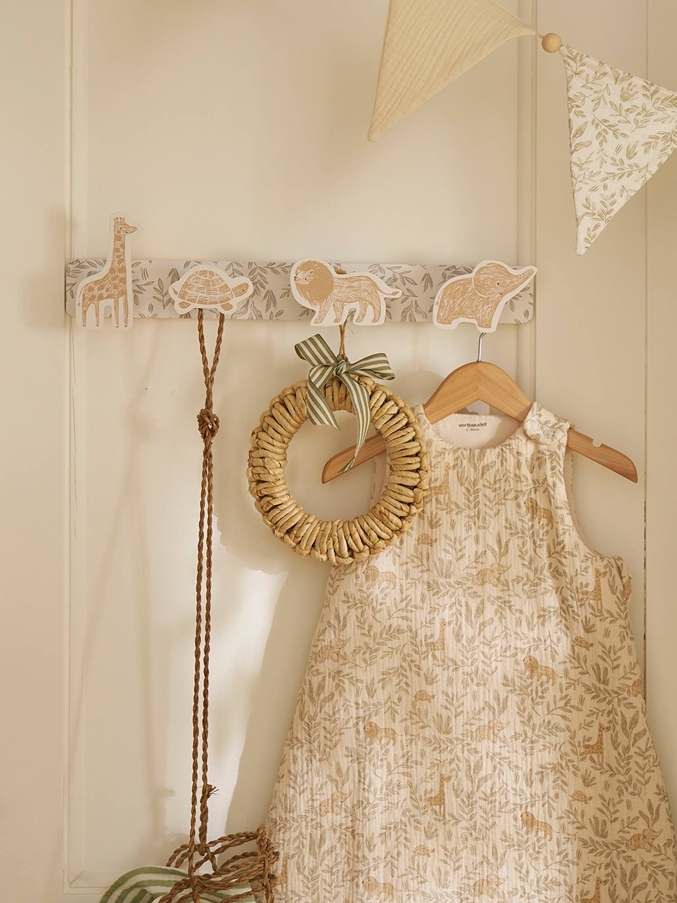 Vertbaudet Wandgarderobe Babylon Mit 4 Kleiderhaken Beige Bedruckt Einheitsgröße