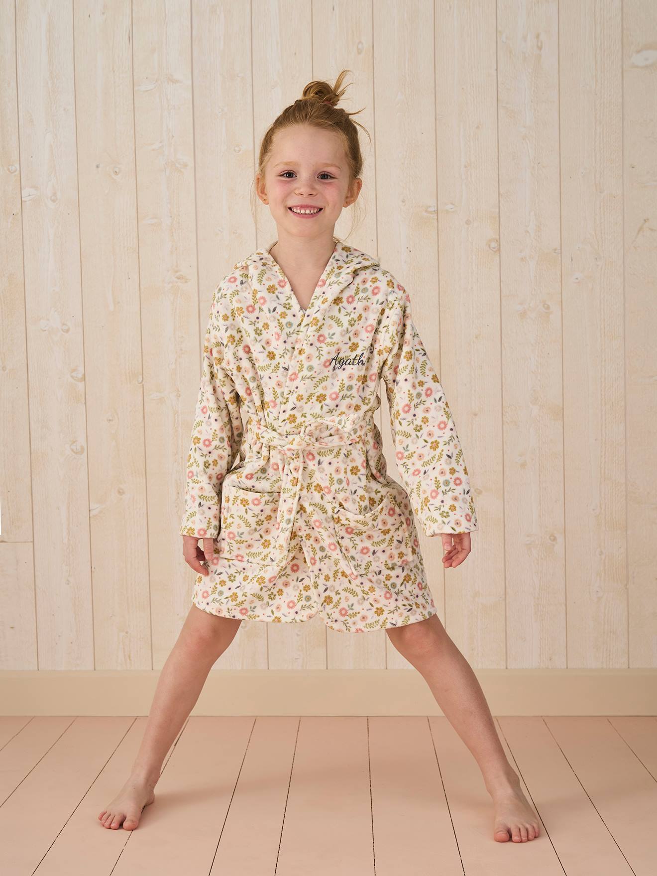 Kinder Bademantel, Blümchenmuster mit Recycling-Baumwolle, personalisierbar weiß Gr. 158 von vertbaudet