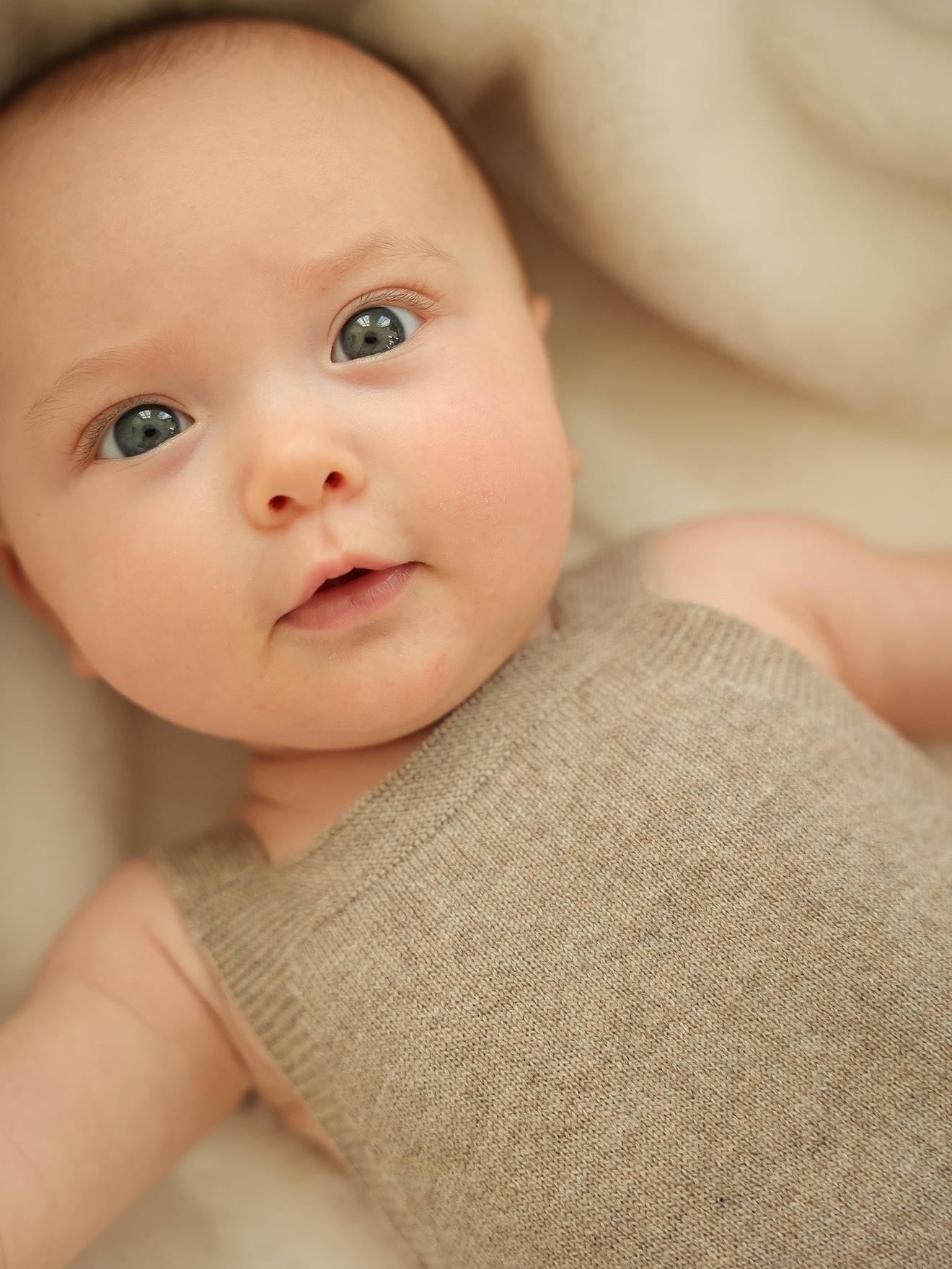 Thumbnail - Baby Strick-Einteiler aus Merino und Kaschmir ENVIE DE FRAISE