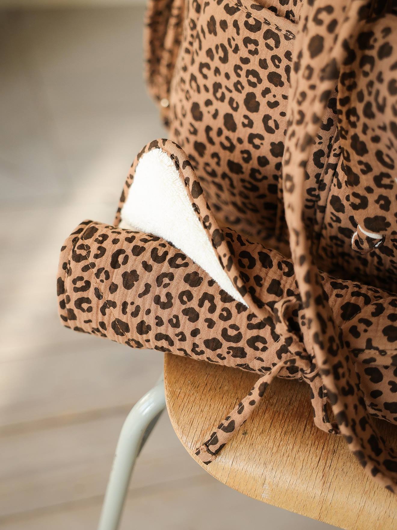 Thumbnail - Bio-Kollektion: Wickeltasche mit Leoprint ENVIE DE FRAISE mit Recycling-Polyester