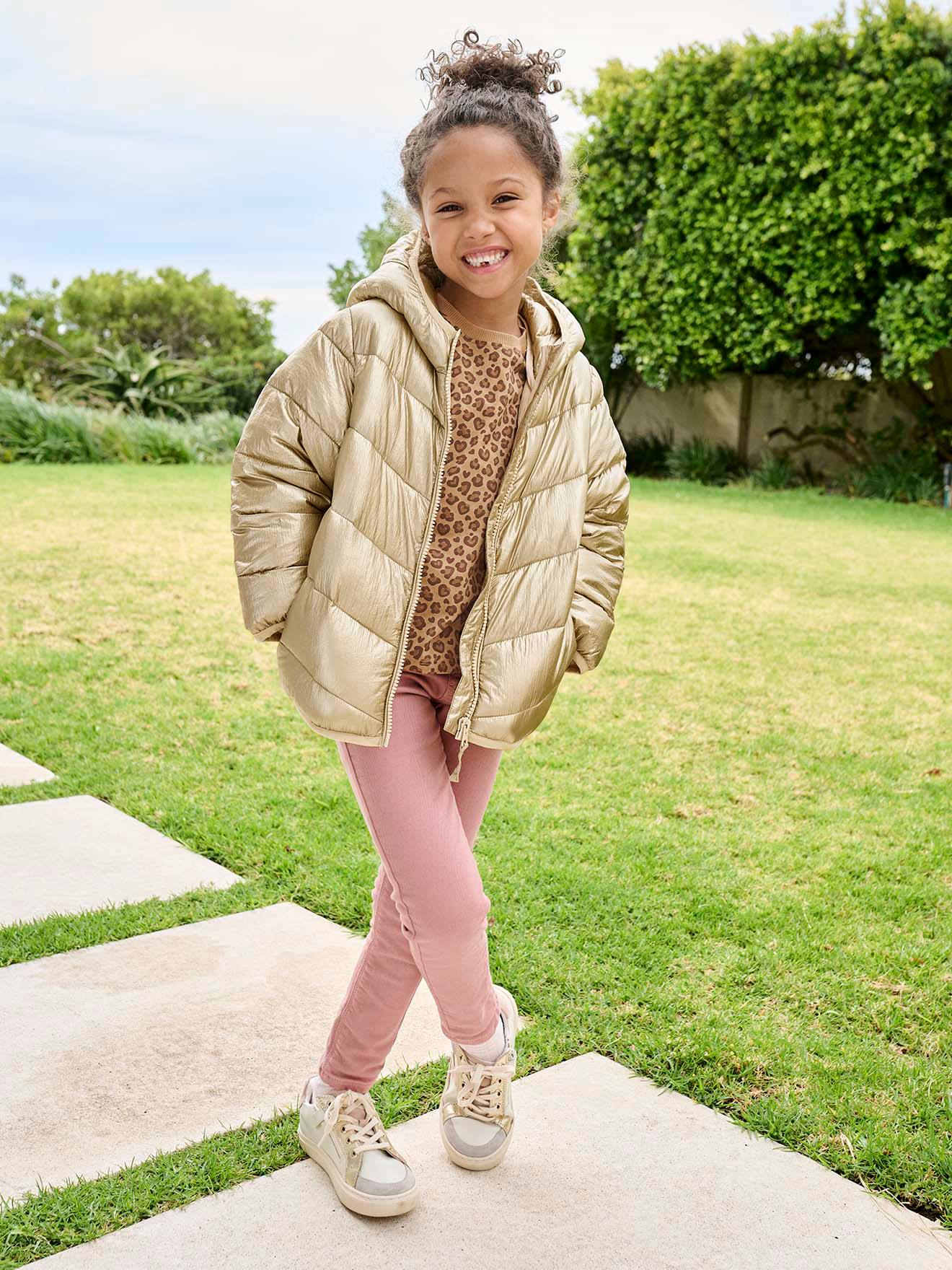 Glänzende Mädchen Light-Steppjacke mit Kapuze, Recycling-Polyester gold Gr. 86 von vertbaudet