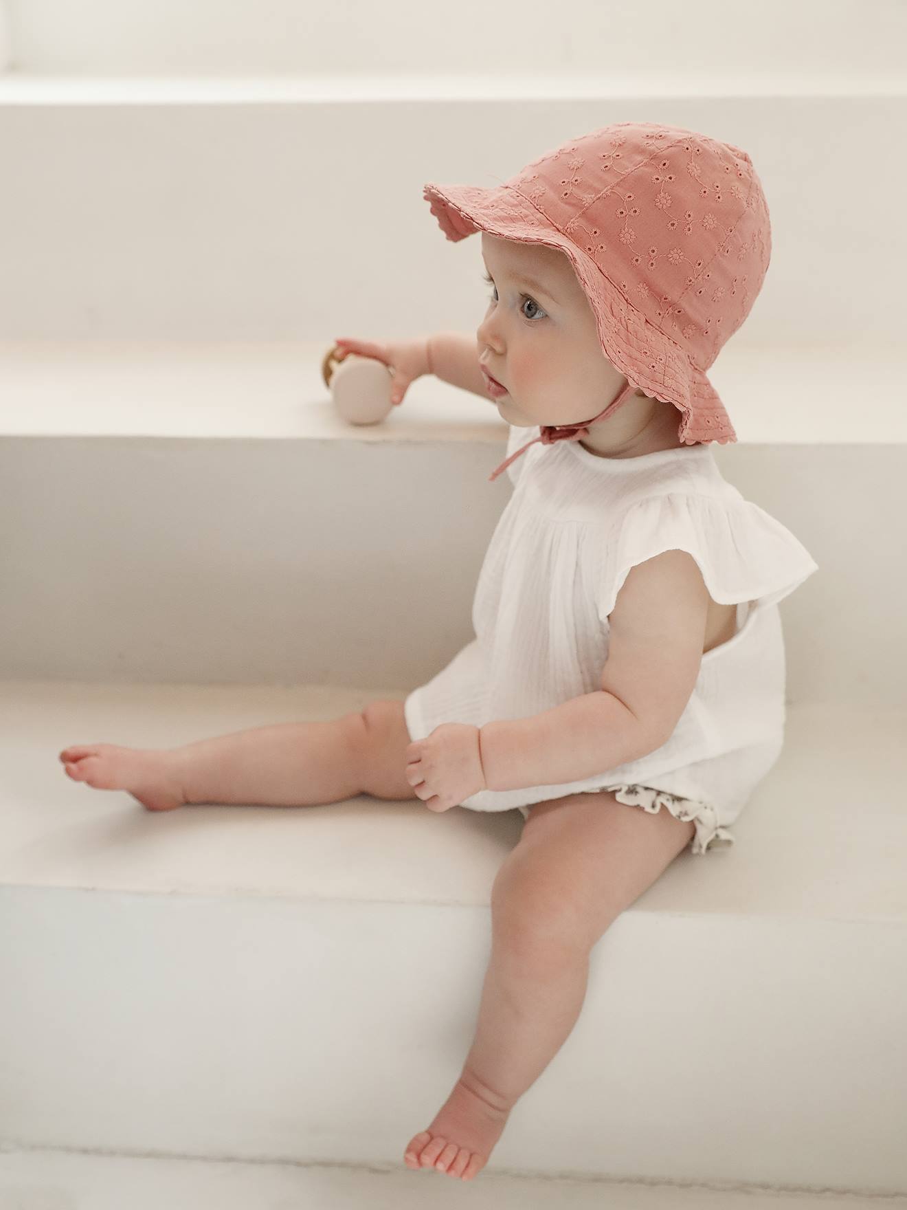 Thumbnail - Mädchen Baby Sonnenhut mit Lochstickereien