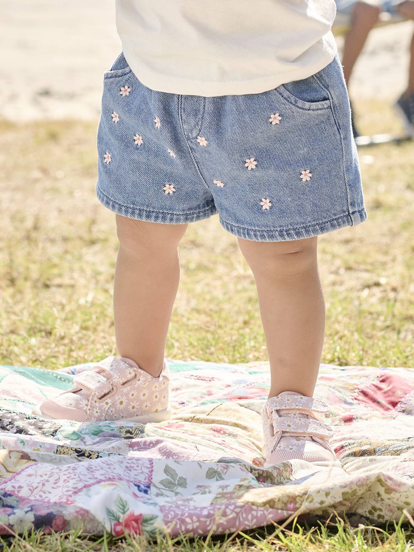 Thumbnail - Baby Jeansshorts mit Blumenstickerei