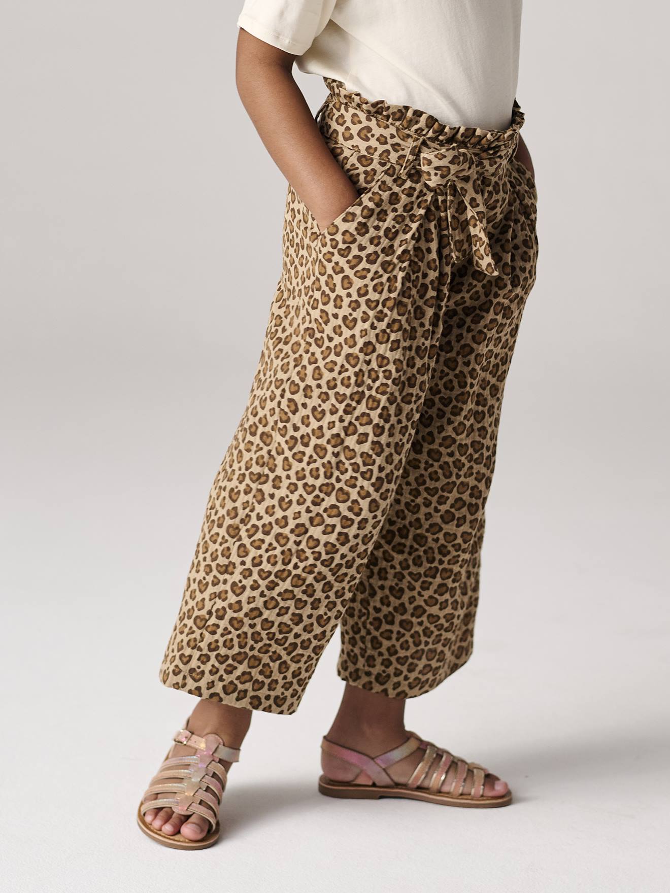 Paperbag-Hose in 7/8-Länge, Musselin Mädchen beige/leo Gr. 110 von vertbaudet