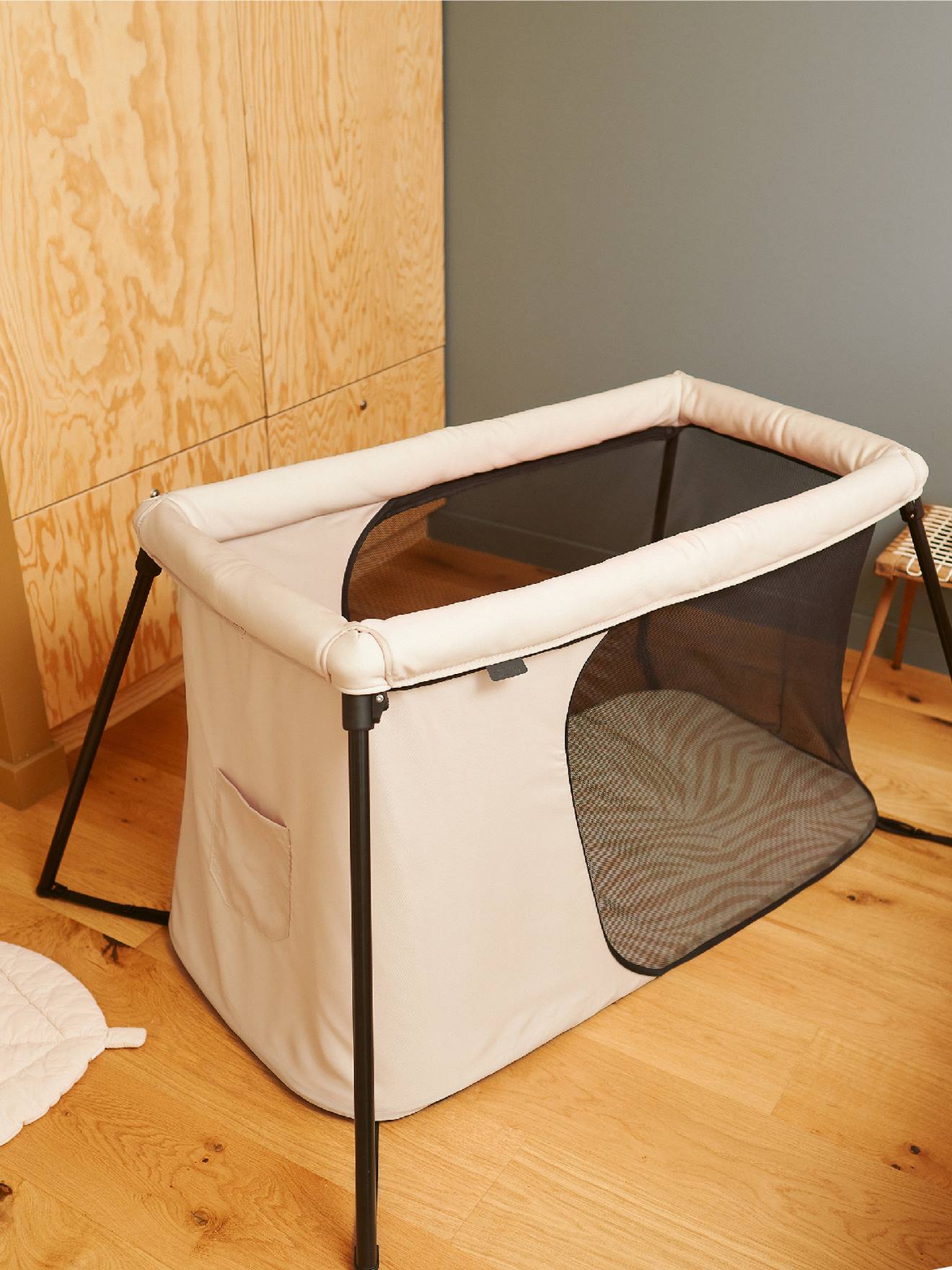 Thumbnail - Leichtes Reisebett Moov & Sleep BABYMOOV mit Recycling-Material sandfarben