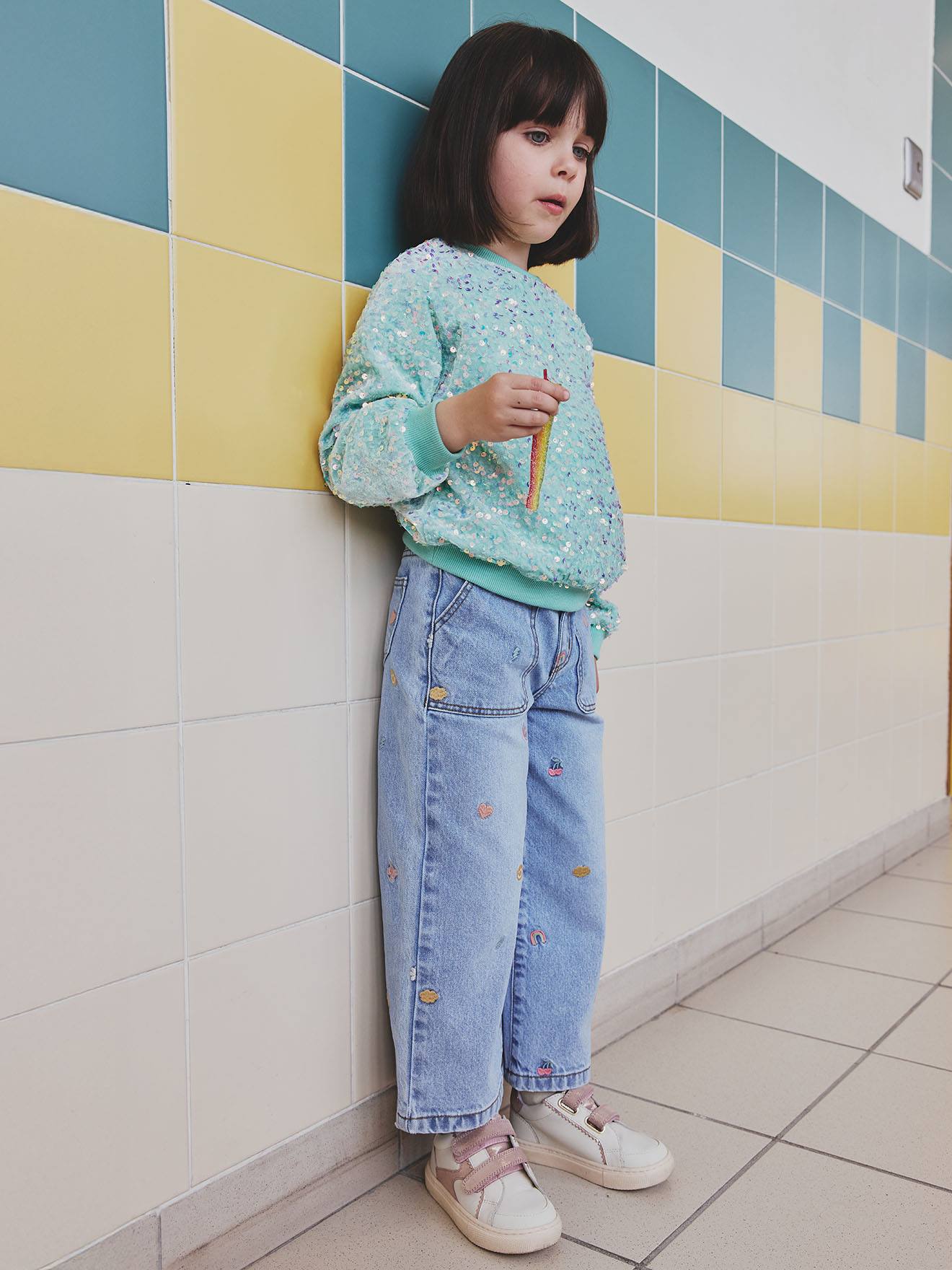 Thumbnail - Weite Mädchen Jeans mit Stickereien helles