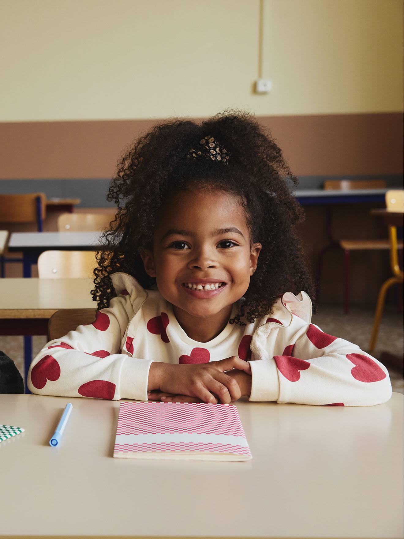 Thumbnail - Mädchen Sweatshirt mit Volants und Prints vanille