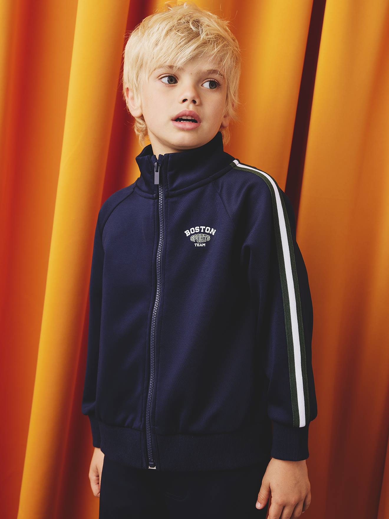 Jungen Sweatshirt mit Stehkragen und Brustprint