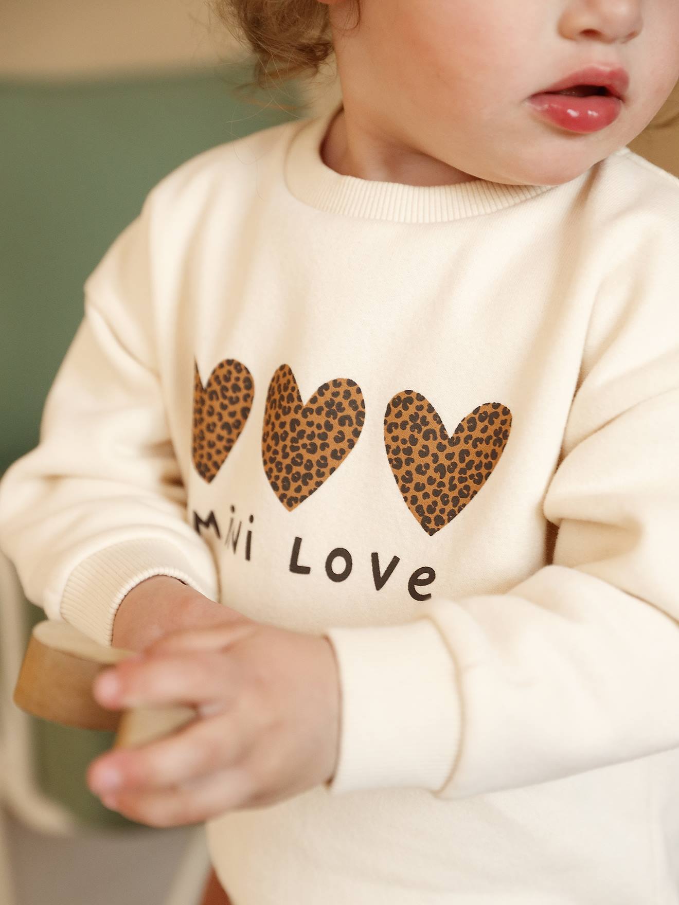 Baby Sweatshirt mit Motiv vorn und Recycling-Polyester BASIC vanille