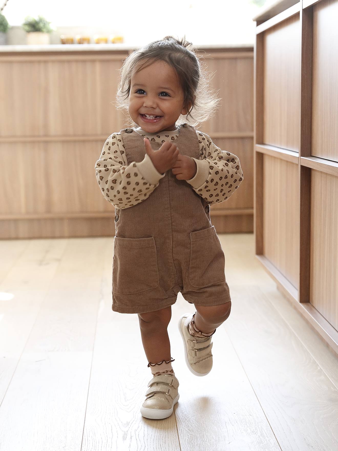 Kurze Baby Latzhose aus Cord pekannuss