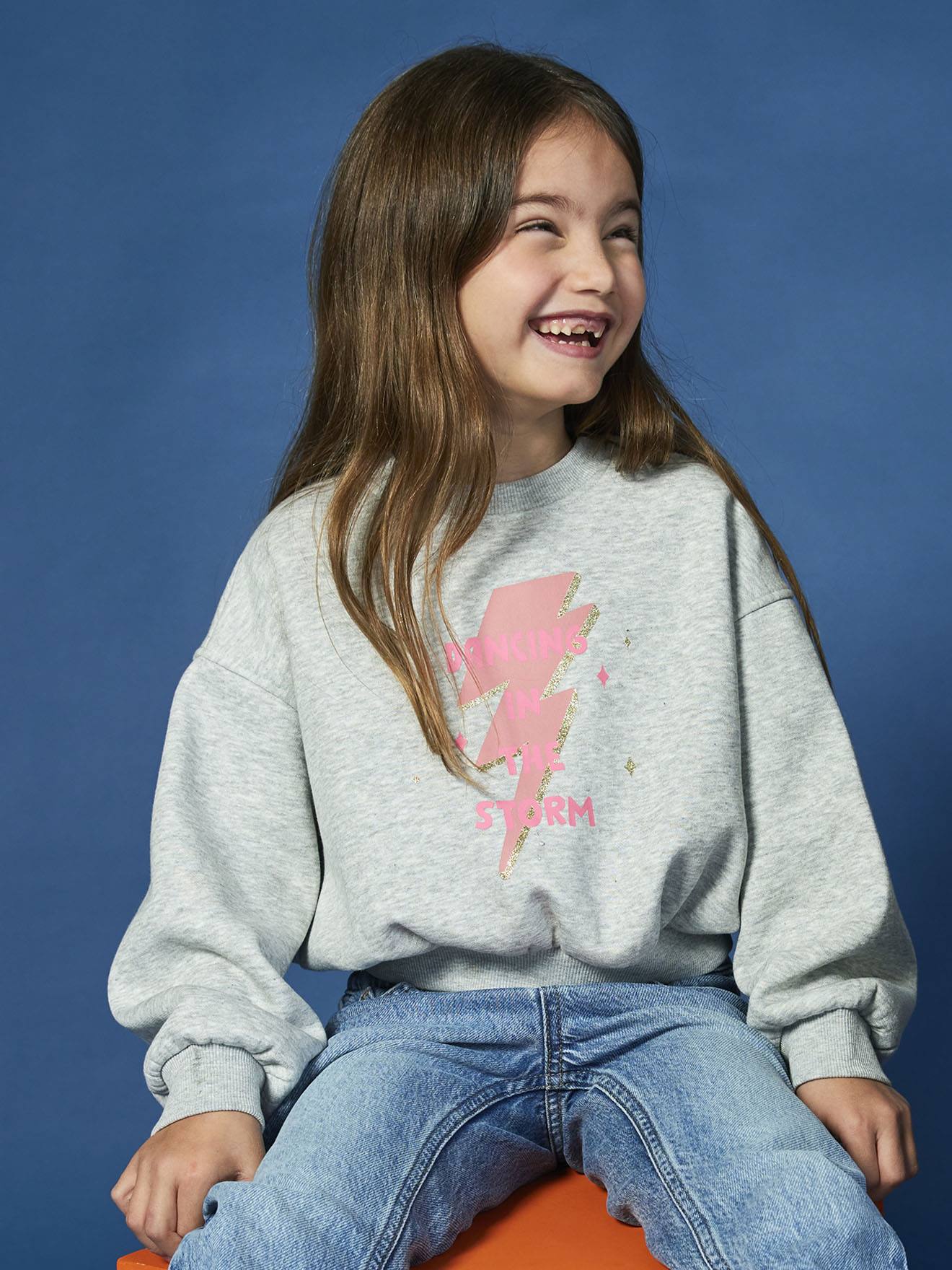 Mädchen Cropped-Sweatshirt mit Glitzerprint grau Gr. 128 von vertbaudet