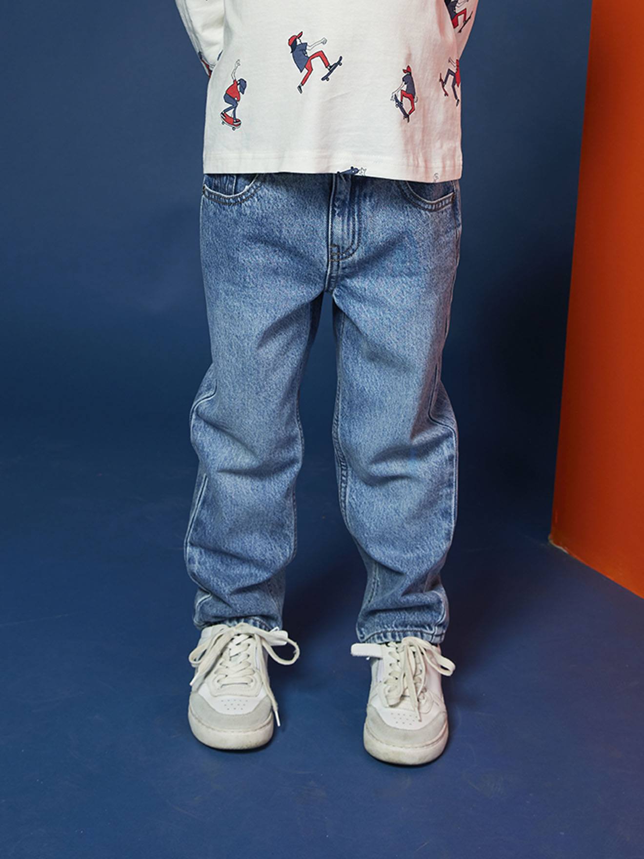 Gerade Jungen Jeans mit Acid-Waschung