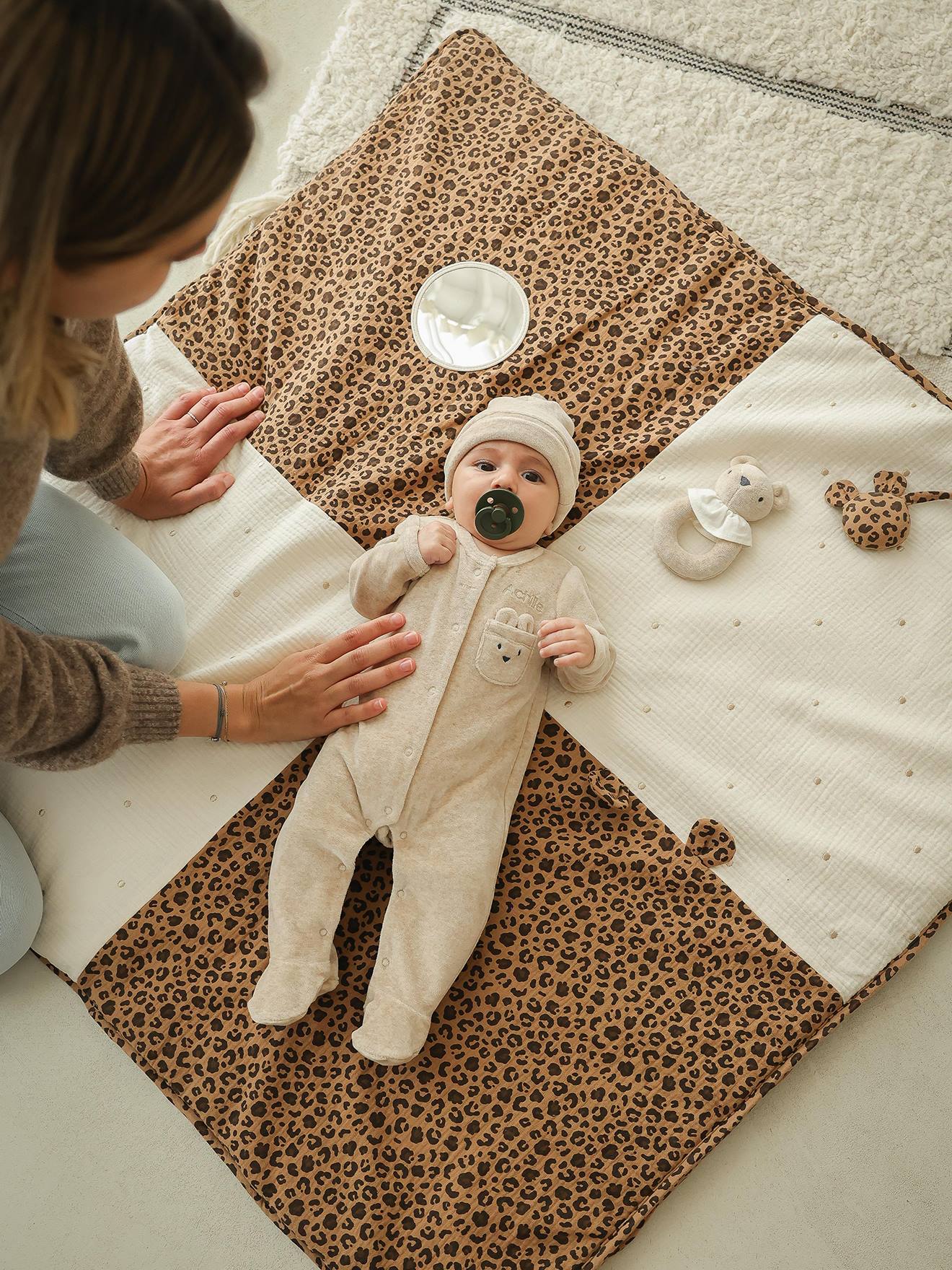 Baby Activity-Decke aus Musselin mit Leo-Print und Gold-Tupfen ENVIE DE FRAISE - Farbe: beige · Modell: 341018898