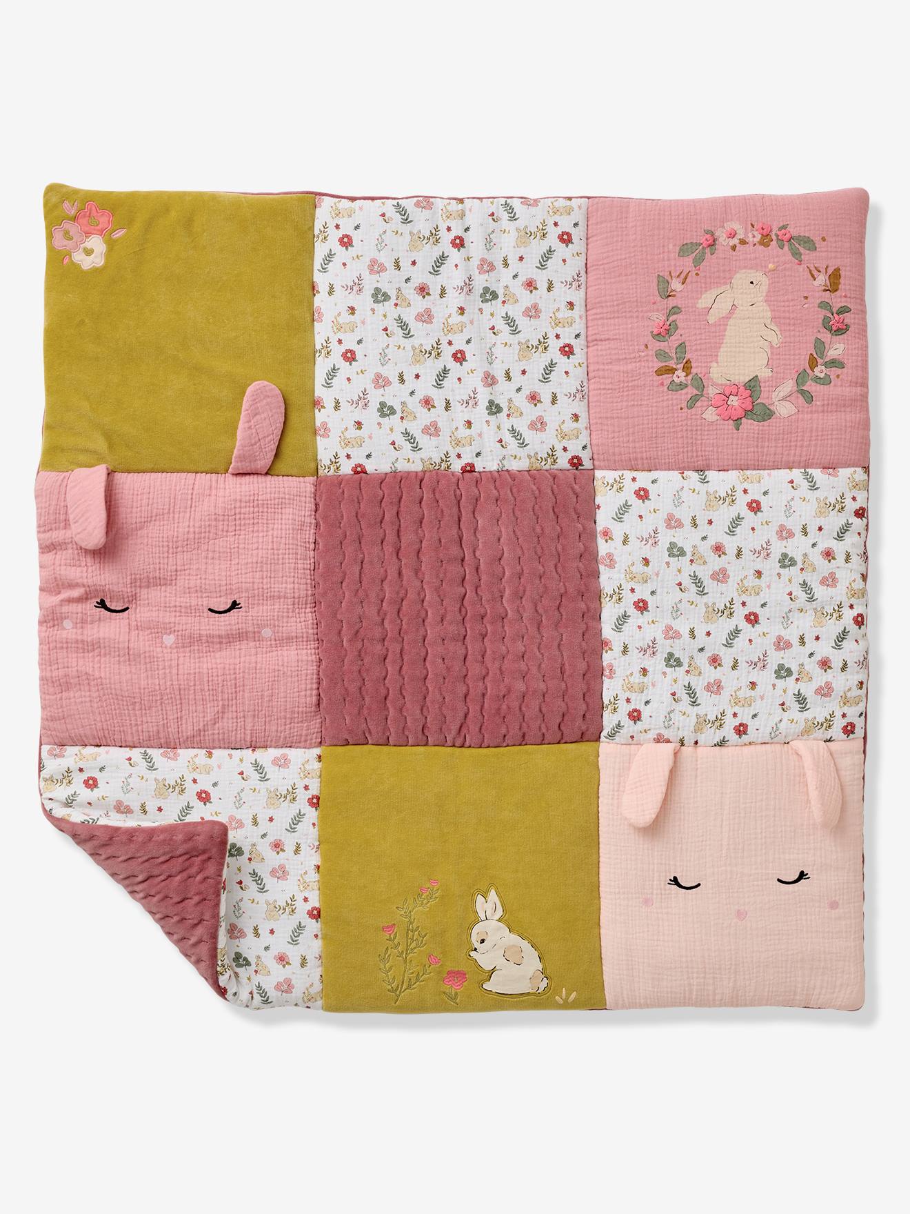 Baby Spieldecke/Laufstalleinlage VERZAUBERTER HASE, Patchwork-Design altrosa Gr. 75x100 von vertbaudet