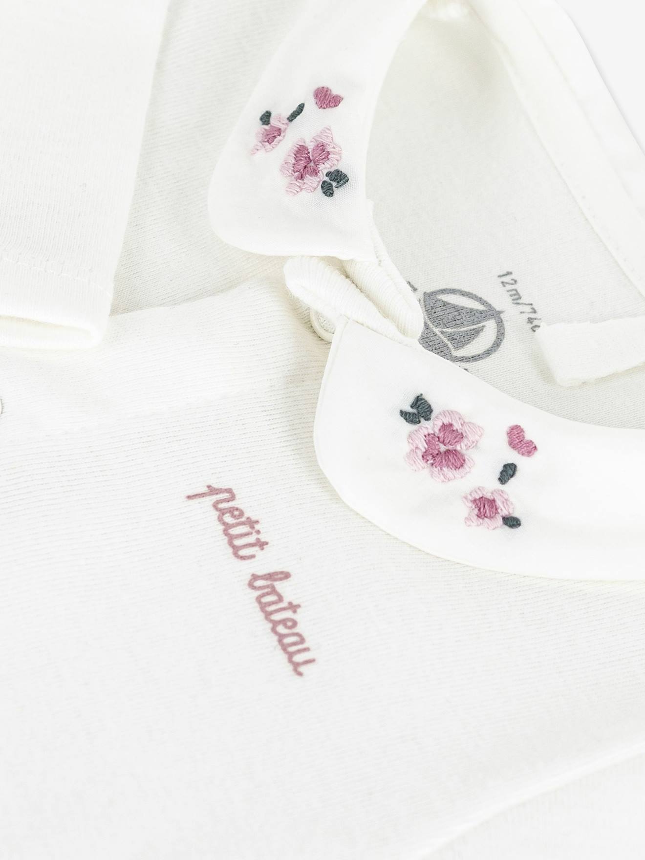 Thumbnail - Baby Body mit besticktem Kragen Blumen PETIT BATEAU