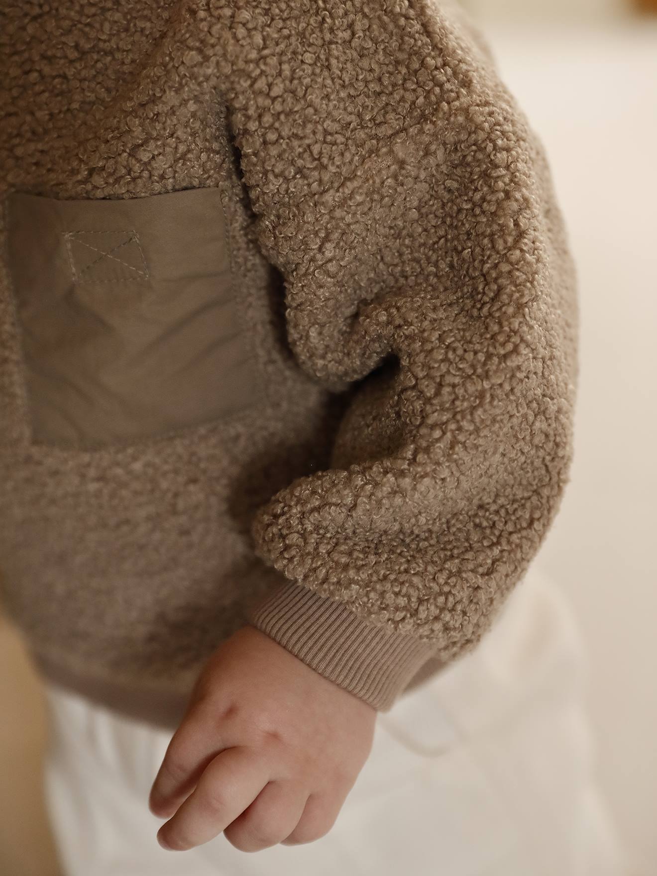 Thumbnail - Baby Sweatshirt aus Teddyfleece mit Brusttasche pekannuss