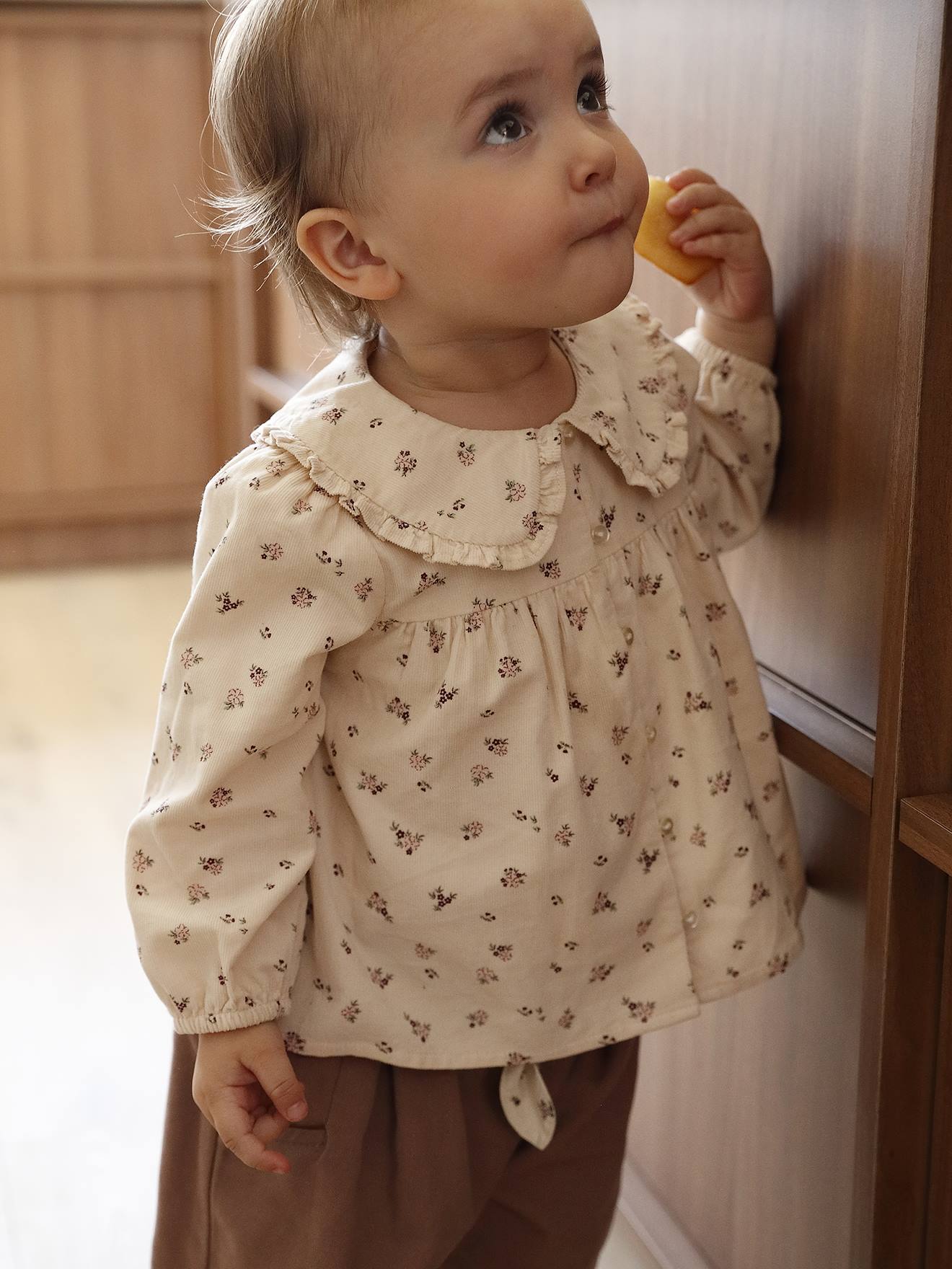 Baby Bluse aus Samt mit Blumenmuster vanille