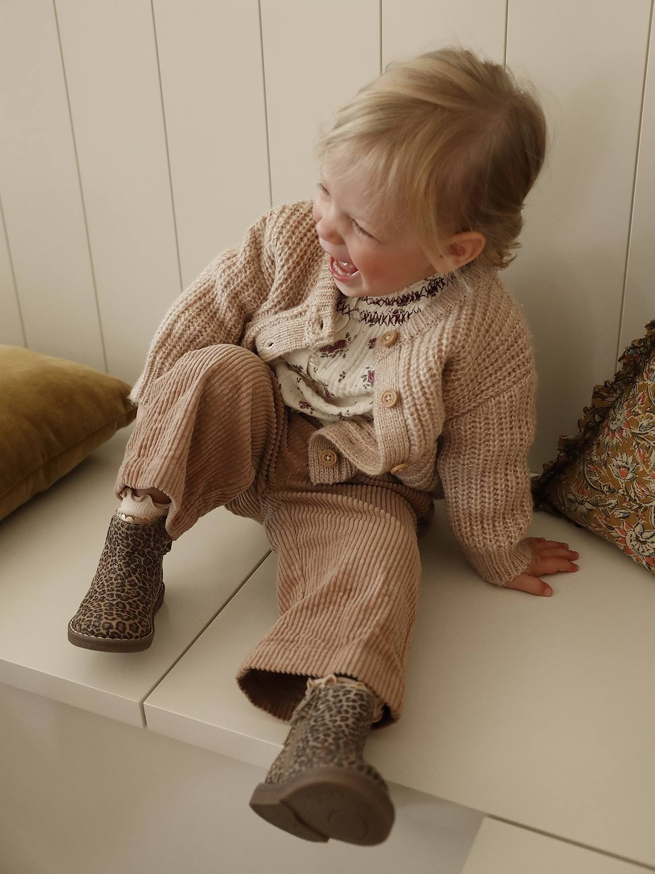 Thumbnail - Baby Strickjacke mit aufgesetzten Taschen