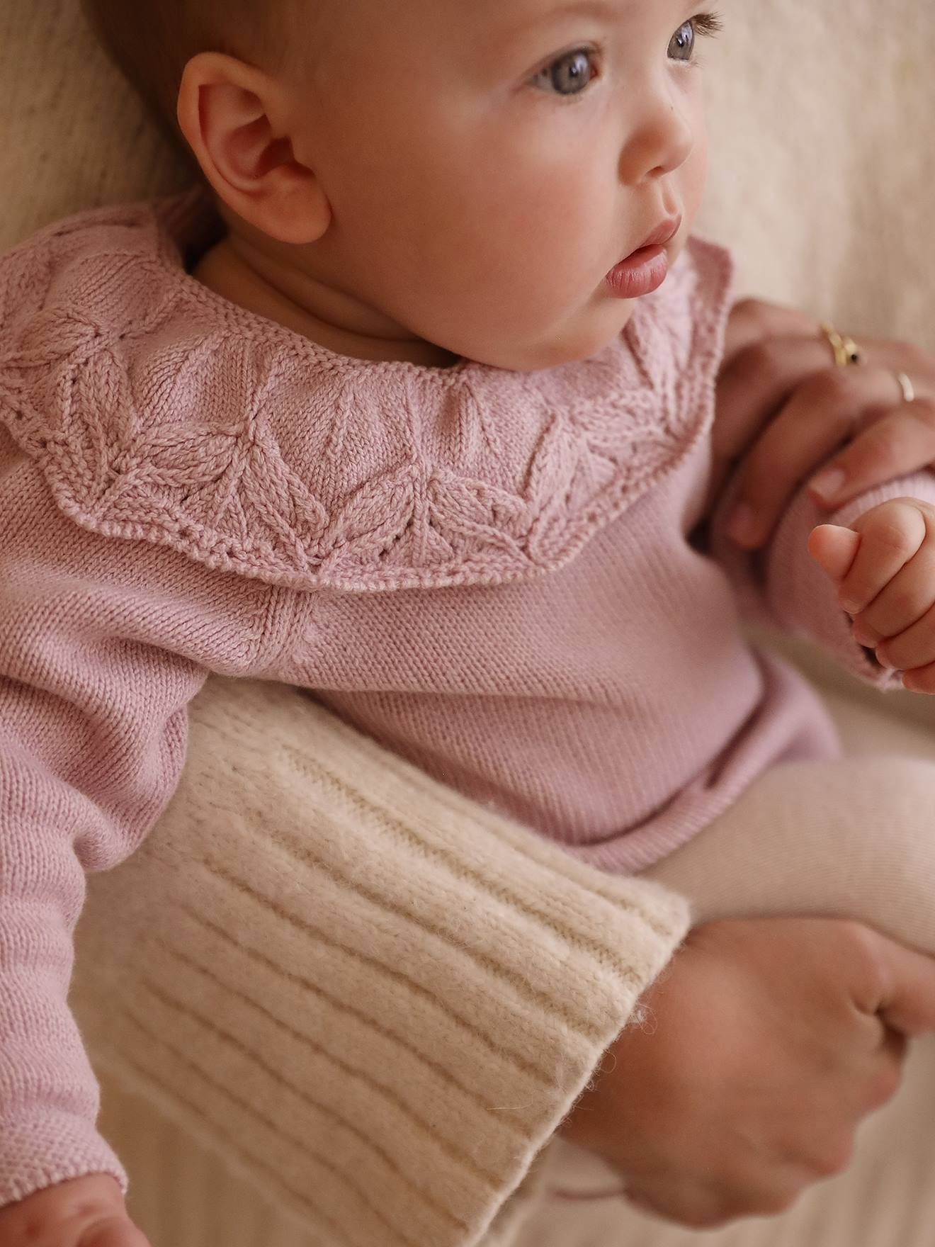 Thumbnail - Baby-Set aus Strick-Einteiler mit Bubikragen und Strumpfhose