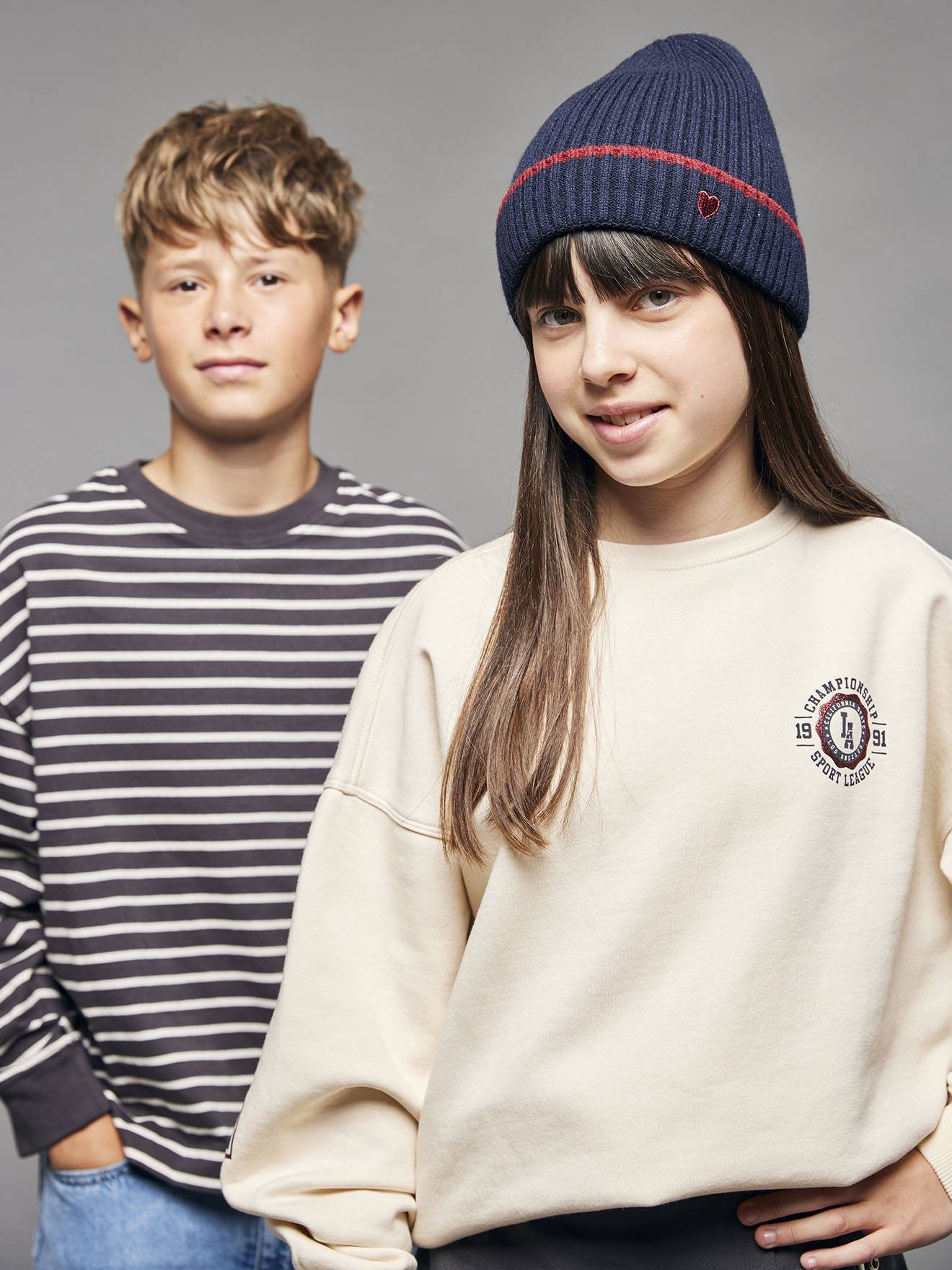 Thumbnail - Mädchen Sweatshirt JONEN mit Glitzerbuchstaben hinten