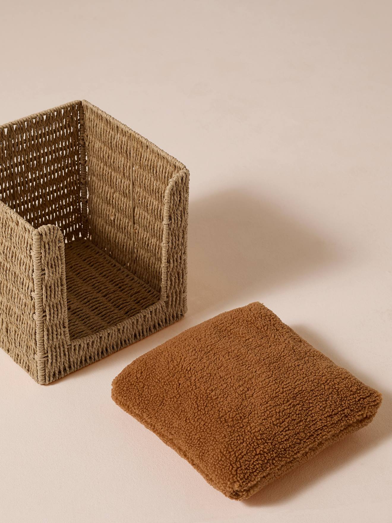 Thumbnail - Faltbarer Katzenkorb aus Papierseil