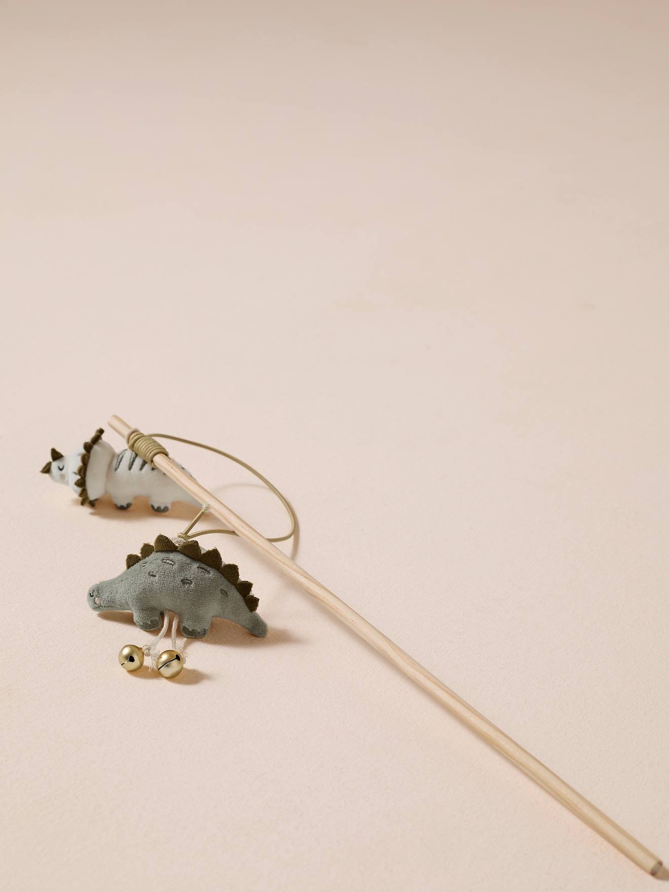 Thumbnail - Katzenangel mit Dinosaurier-Spielzeug