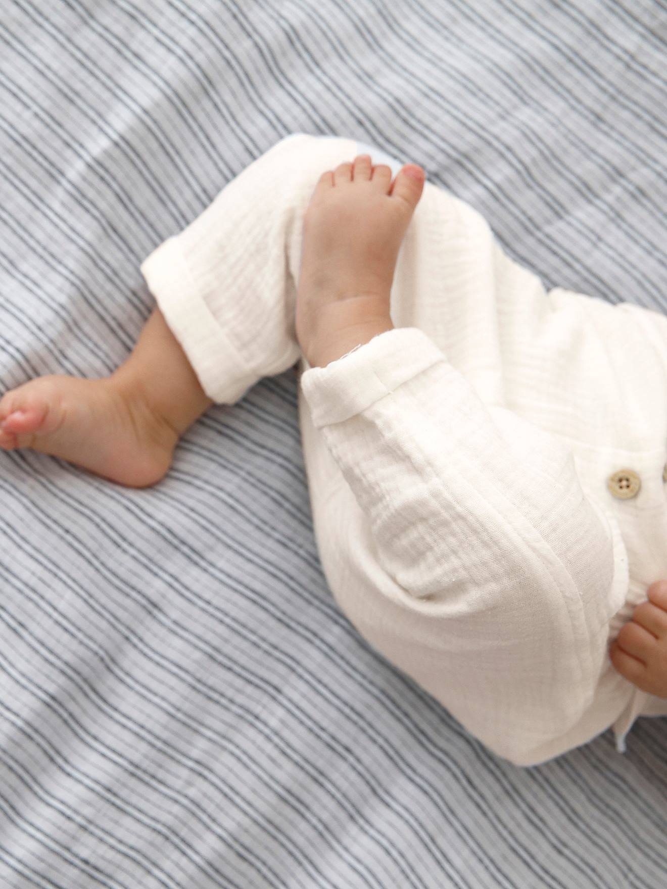 Baby Hose aus Musselin, Dehnbund mit Zierknöpfen weiß Gr. 71 von vertbaudet