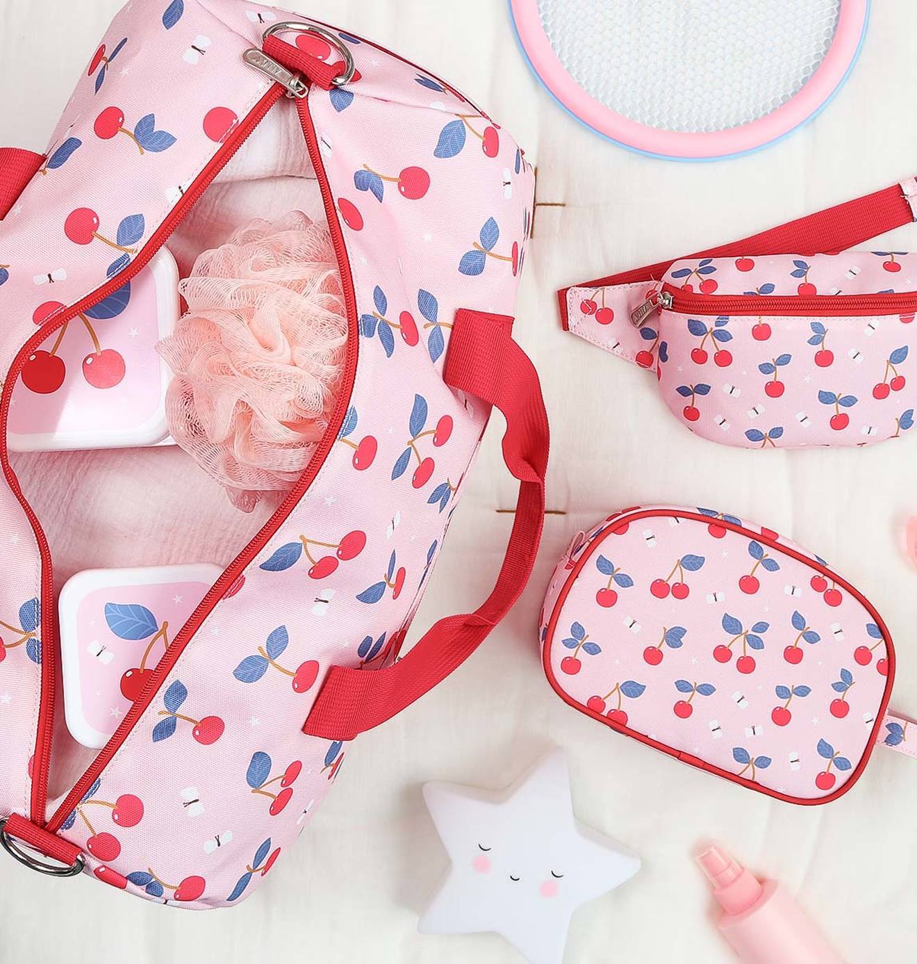 Thumbnail - Mädchen Reisetasche KIRSCHEN A Little Lovely Company bonbon