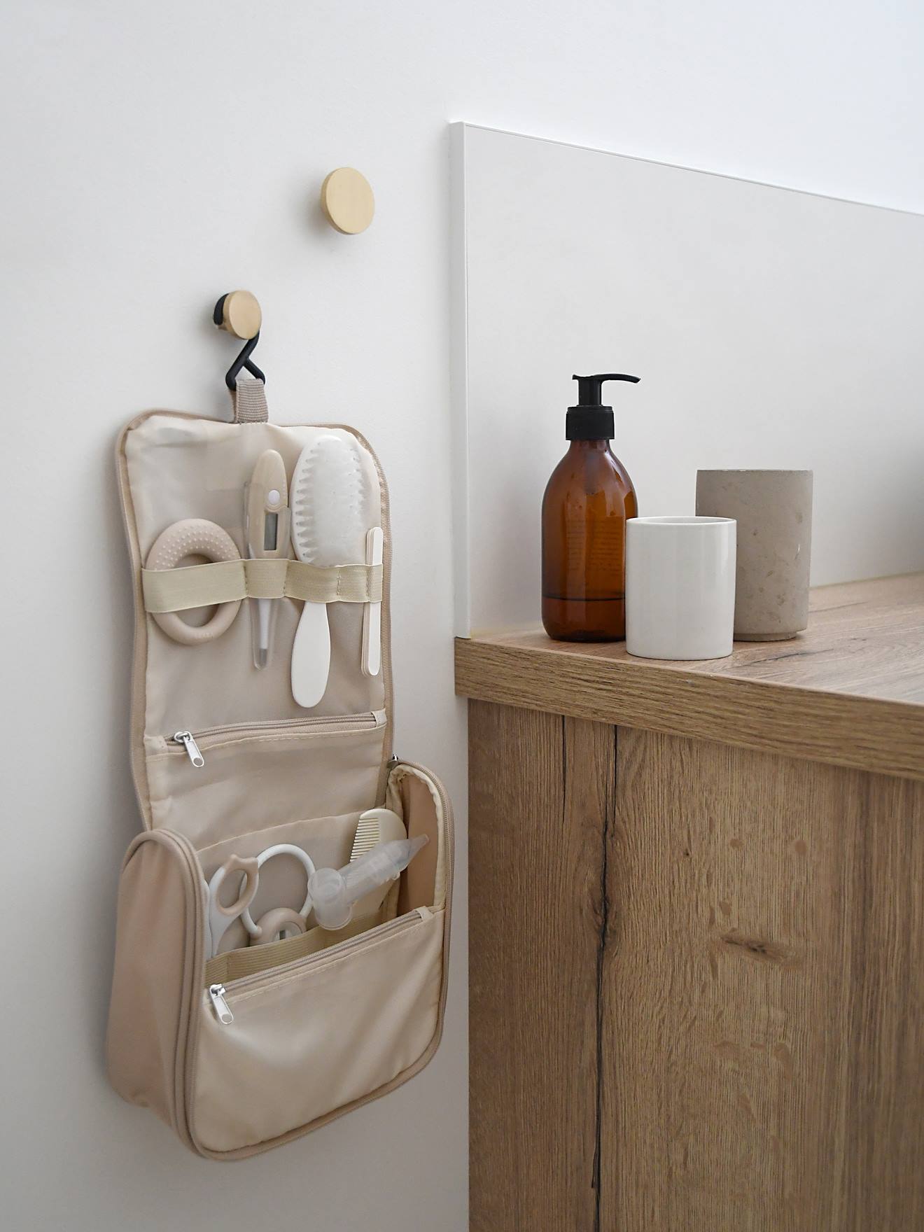 Thumbnail - Pflege-Set Waschbeutel & 10 Accessoires Baby BEABA